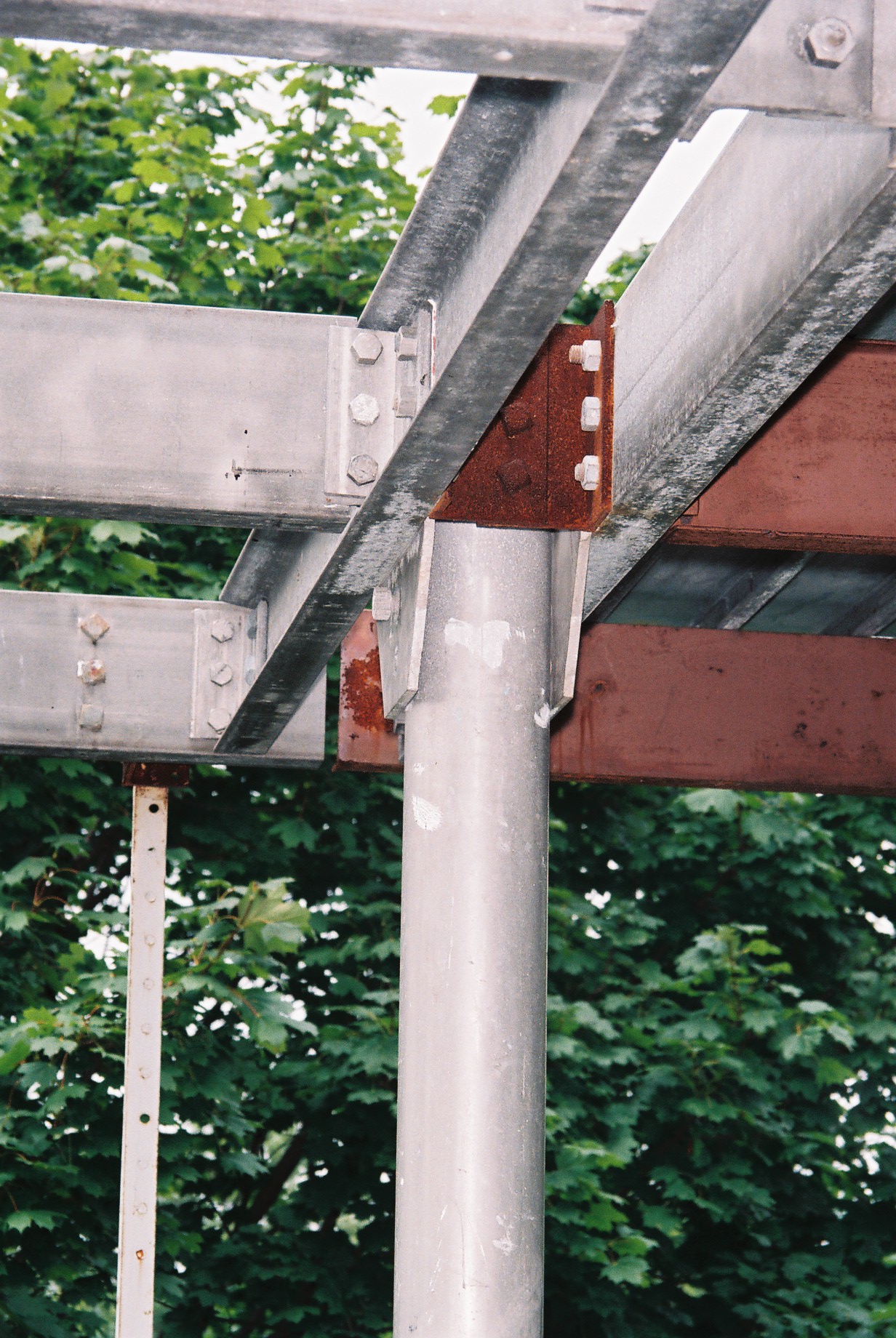 写真2アルミネア(1996年、アルミ製柱と鋼製梁の接合部)