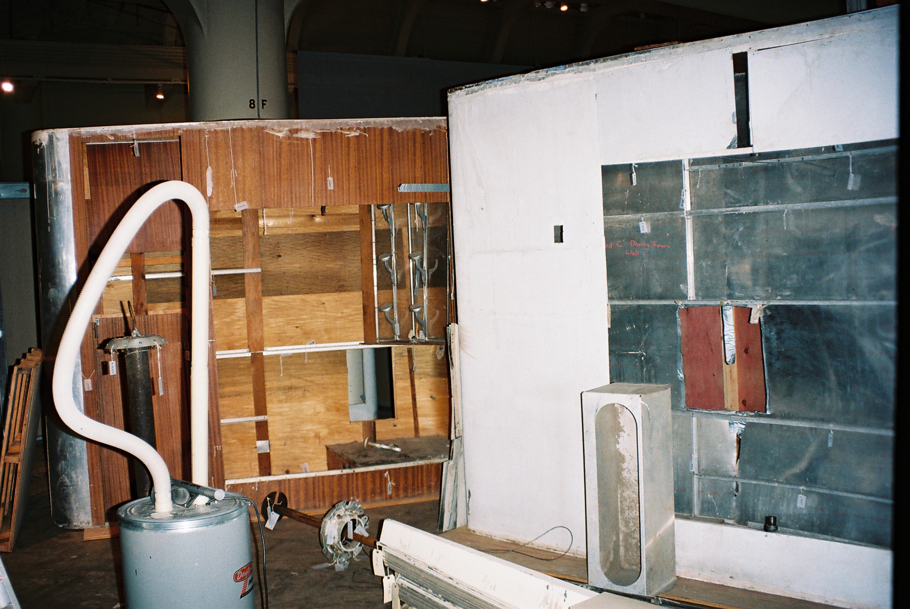 写真5 仕分け作業中のダイマキシオン居住機械の部品たち1(1996年)