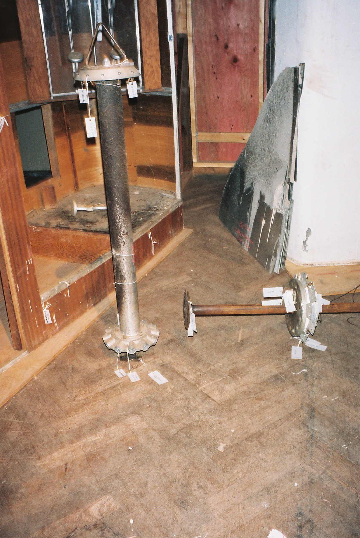 写真6 仕分け作業中のダイマキシオン居住機械の部品たち2(1996年)